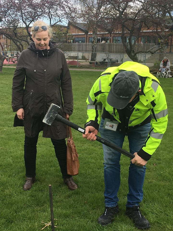 Första spiken slås i för bygglekplats i Gullängsparken